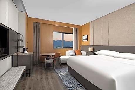 King Suite with Mountain View - Club Level