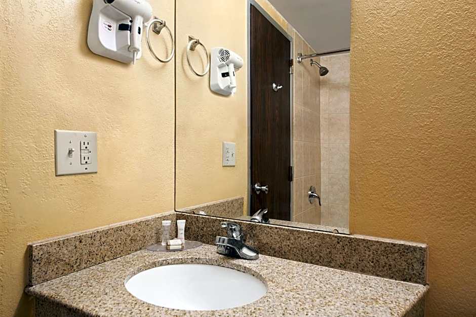 Howard Johnson by Wyndham Winter Haven FL