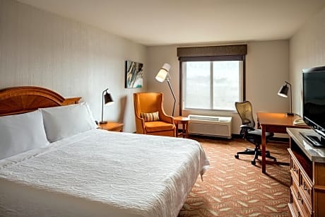 1 King Mobility/Hearing Accessible Ri Shwr