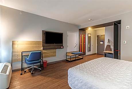 1 King Mobility/Hearing Acc Tub