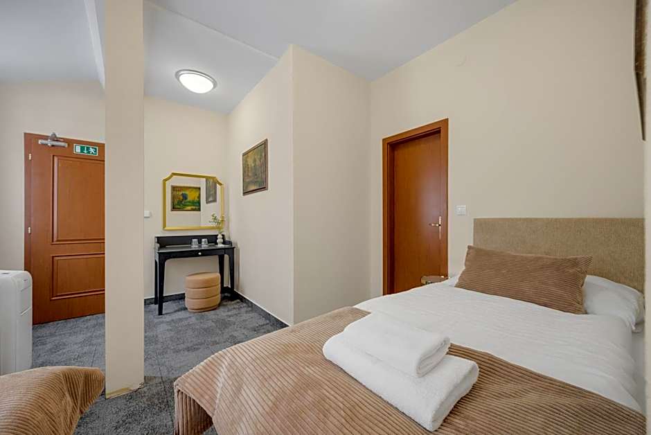 Hotel Reverie - Dependance, Check-in at Metropolitan Star