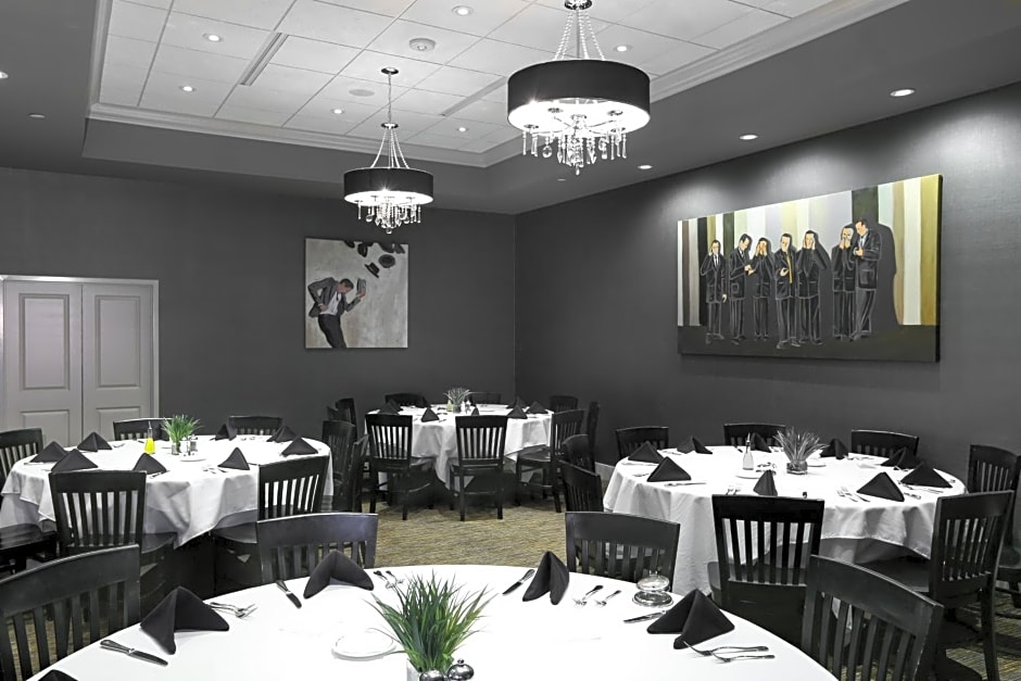 Holiday Inn and Suites East Peoria, an IHG Hotel