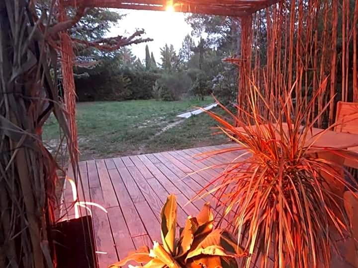 Chambres tomate, dans maison avec petit escalier et Stanna, à 6km du festival de piano de la roque d'anthéron