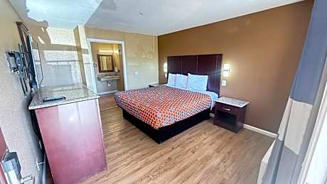 King Room with Roll-In Shower - Disability Access