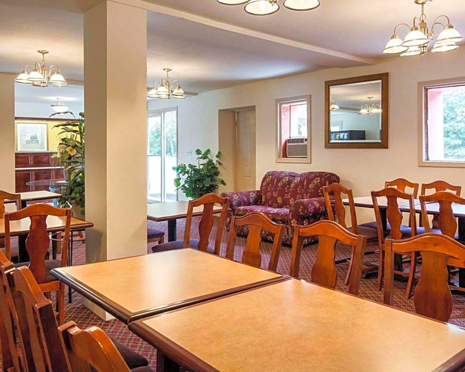 Econo Lodge Petersburg - Fort Lee