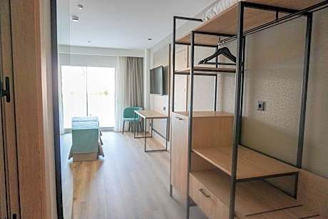 DOUBLE STANDARD ROOM (3 ADULTS)