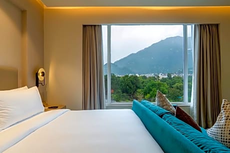 Standard King Room with Mountain View - Smoking - F&SB discount 15%