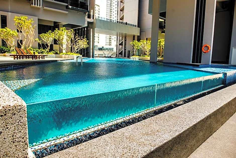 Imperio Residences Private Bathtub or Jacuzzi by Nestcove