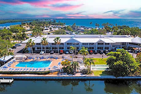 TAMPA BAY, BEACH step away, WIFI, FREE PARKING,POOLS, JACUZZI