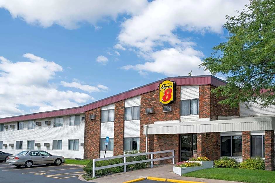 Super 8 by Wyndham Brooklyn Center/MPLS