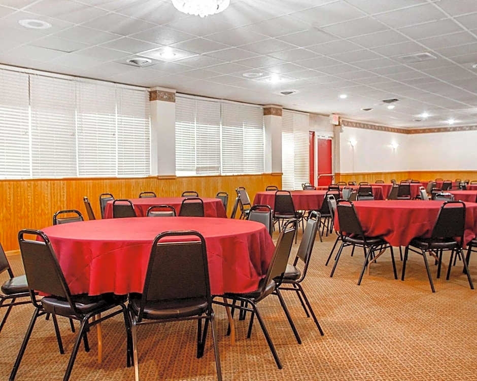 Econo Lodge Inn & Suites Newton