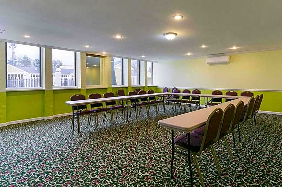 Hilcrest Inn & Suites