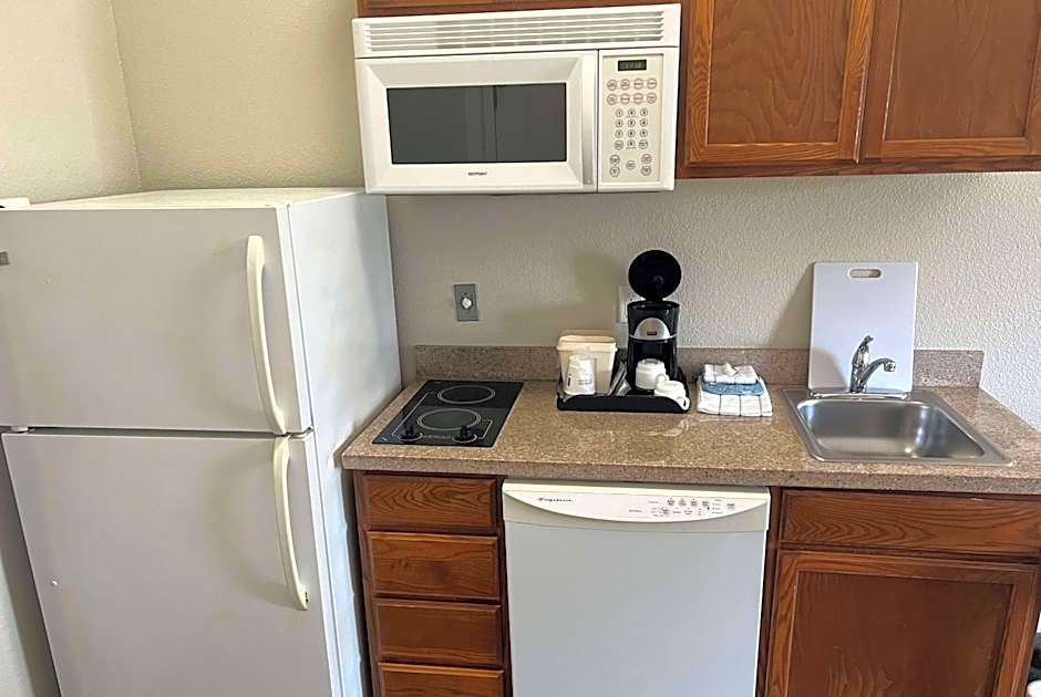 Days Inn & Suites by Wyndham Columbus NE