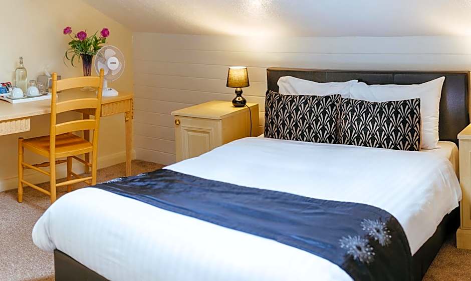 Pymgate Lodge Airport Hotel