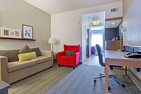 1 King Bed Suite Nonsmoking