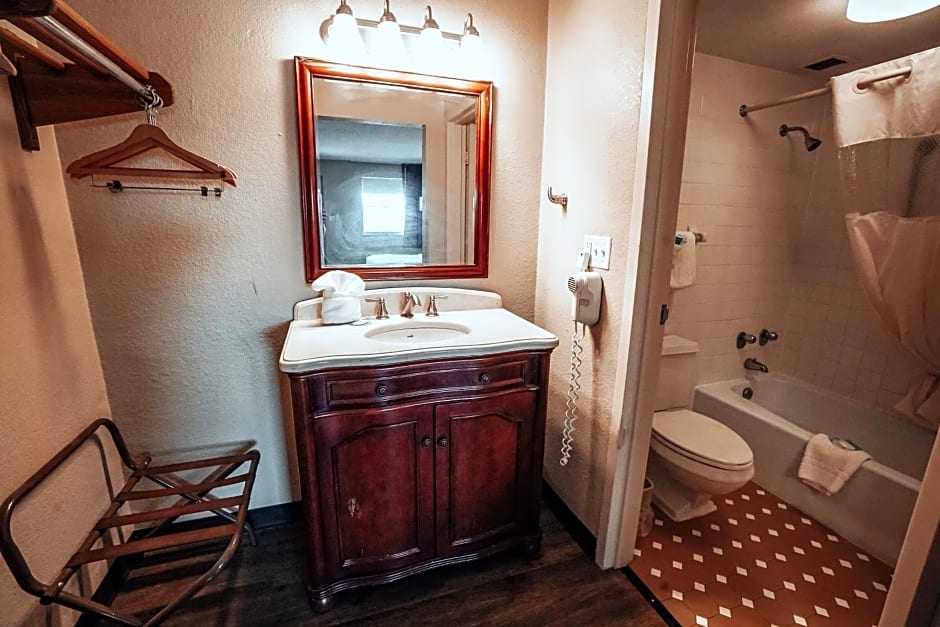 Lamplighter Inn and Suites - North