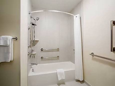 2 Queen Beds Studio Suite Mobility Accessible Tub