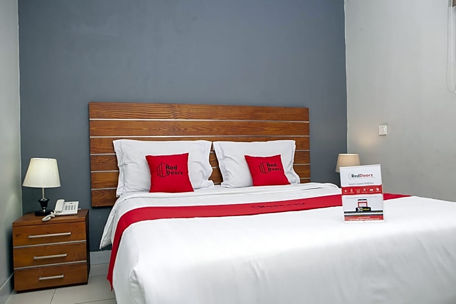 RedDoorz Plus near Asia Afrika 3