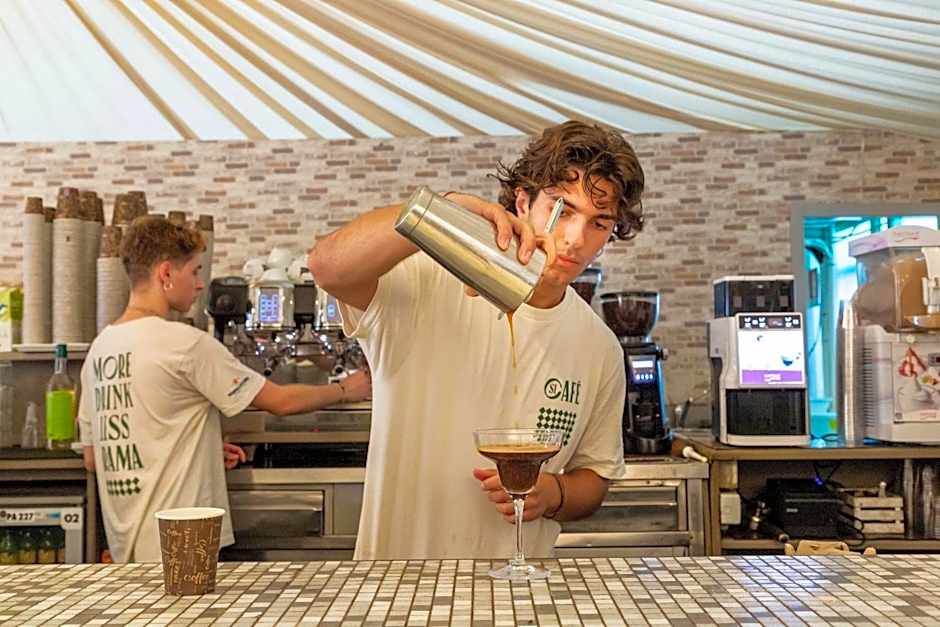 hu Park Albatros village