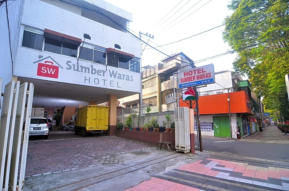 Photo 1 of 34 of Hotel Sumber Waras