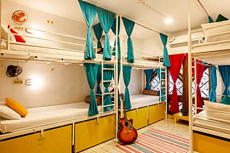 Bed in 6 Bed Mixed AC Dormitory Room with Ensuite Bathroom