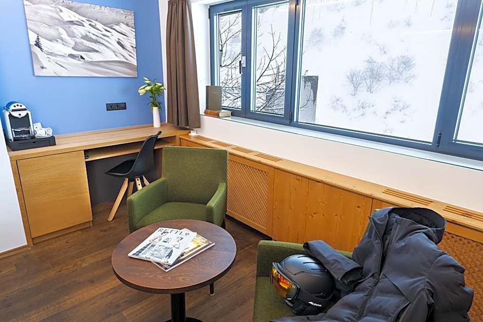 Wohlfühlhotel Hubertushof am Arlberg - Ski-In & Ski-Out - Sky Pool