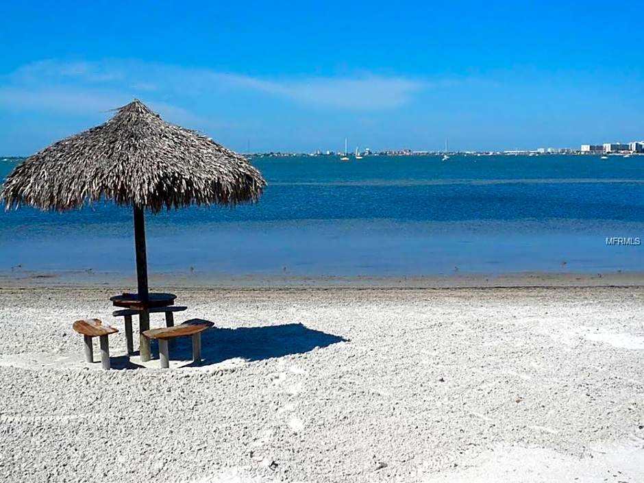 Relaxing Spacious Coastal 3bd Gulfport Paradise