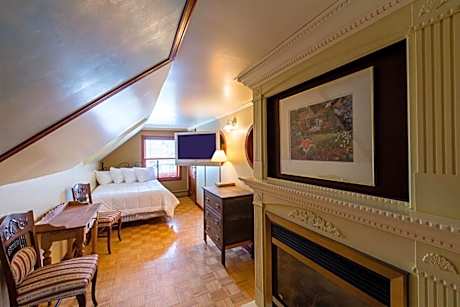 Quadruple Room with Private Bathroom