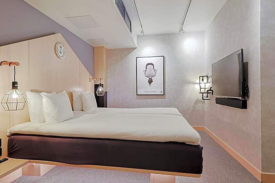 Hotel With Urban Deli