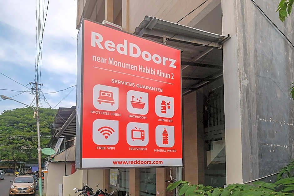 RedDoorz @ Hotel Rich Parepare near Pantai Mattirotasi