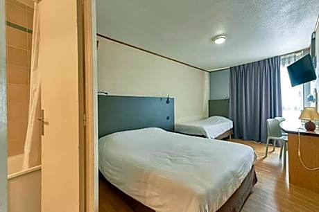 Triple Room (1 Double Bed + 1 Single Bed)