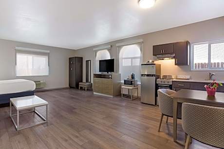 King Room with Kitchen - Non-Smoking