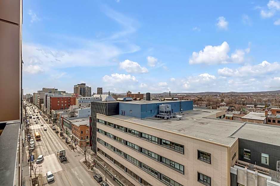 Initial-Matisse- Quebec-parking and pool