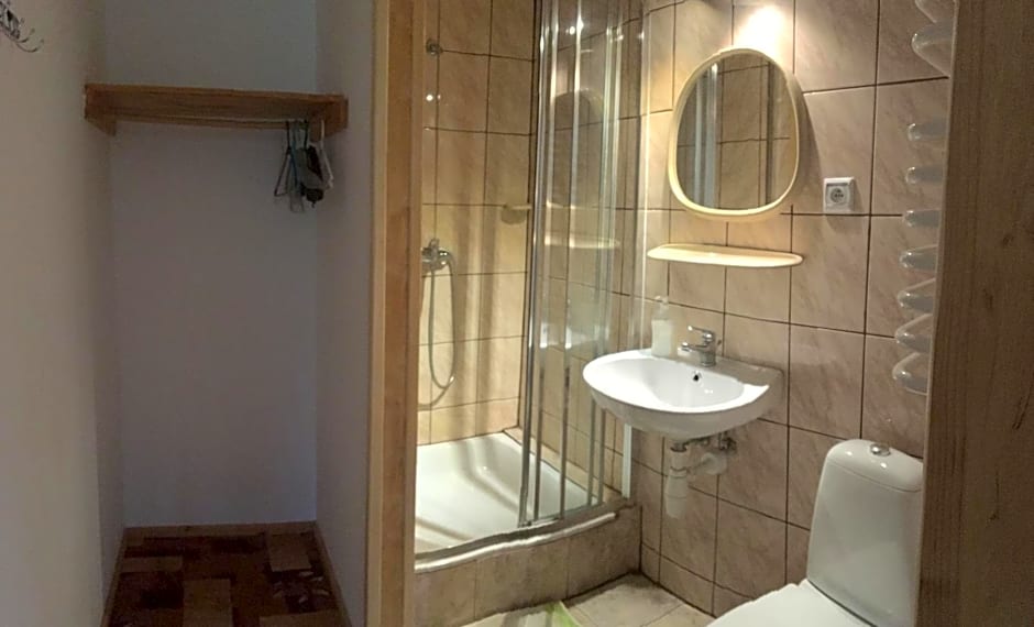 Pokoje Gościnne Pod Jaworem - obok pięknego szlaku wzdłuż rzeki Białka, 1km do stoków Kotelnica