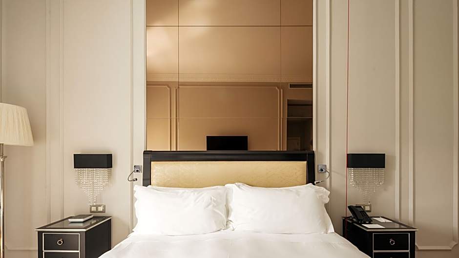 Photo 1 of 9 of Deluxe 1 King Bed, Accessible
