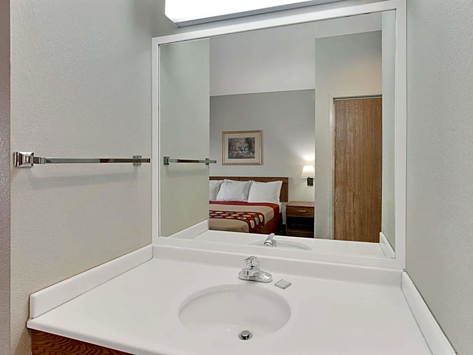 Super 8 by Wyndham Hampshire IL