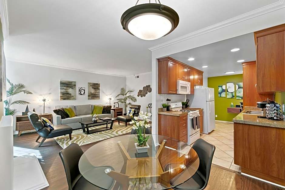Beverly Hills Gem 1 BR Apt with Parking 218
