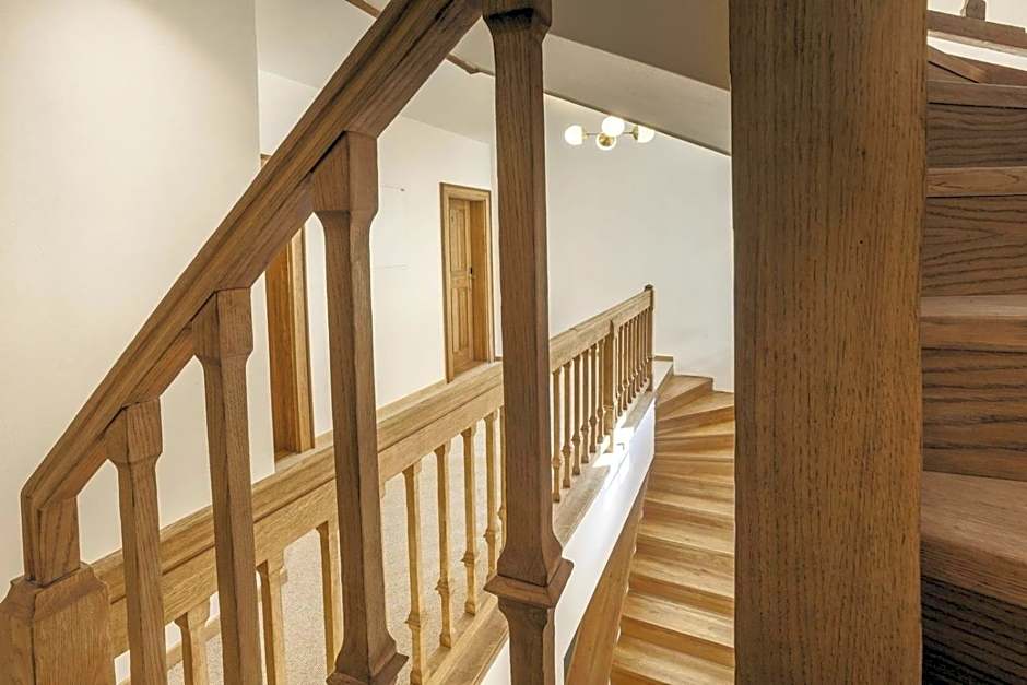 Hotel At the Golden Scissors