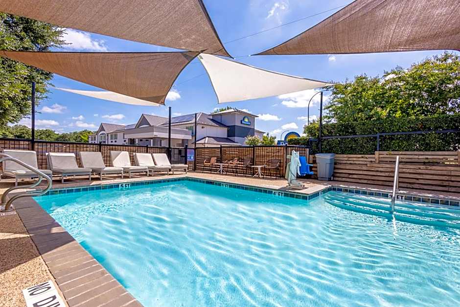 Days Inn by Wyndham Arlington