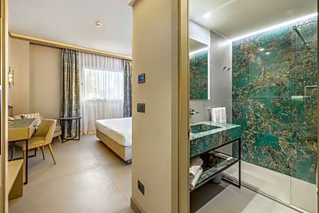 Deluxe Double Room with Shower