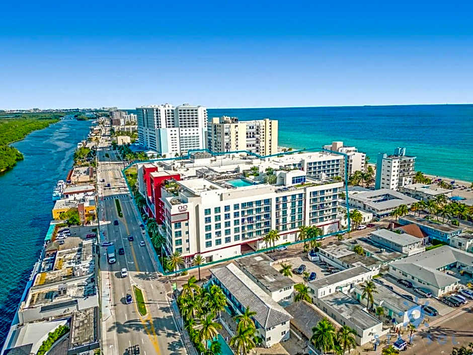 Hot tub & Rooftop pool- Near Beach