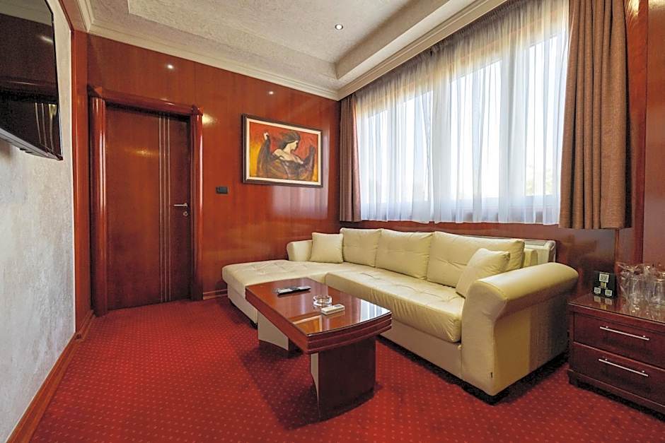 Prezident Hotel Novi Sad - Outdoor Pool & Spa