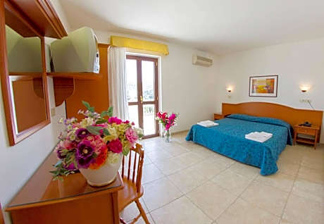 Double Room with Balcony and Sea View
