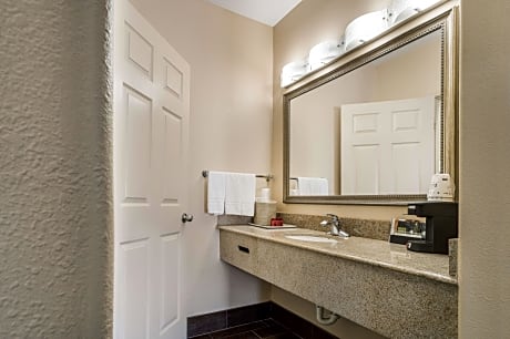 ACCESSIBLE - 2 QUEEN,MOBILITY ACCESSIBLE,ROLL IN SHOWER,NSMK,CONTINENTAL BREAKFAST