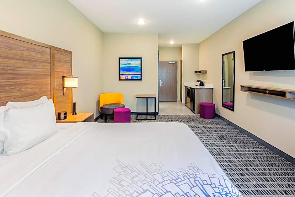 La Quinta Inn & Suites by Wyndham San Antonio Alamo City