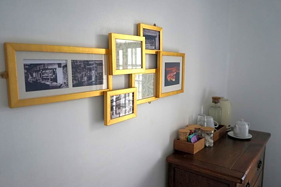 The Walrus Bar and Hostel