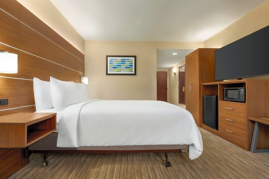 Holiday Inn Express & Suites Philadelphia - Mt. Laurel By IHG