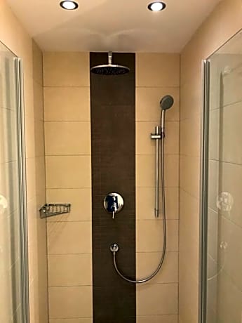 Family Room (2 Adults + 4 Children)