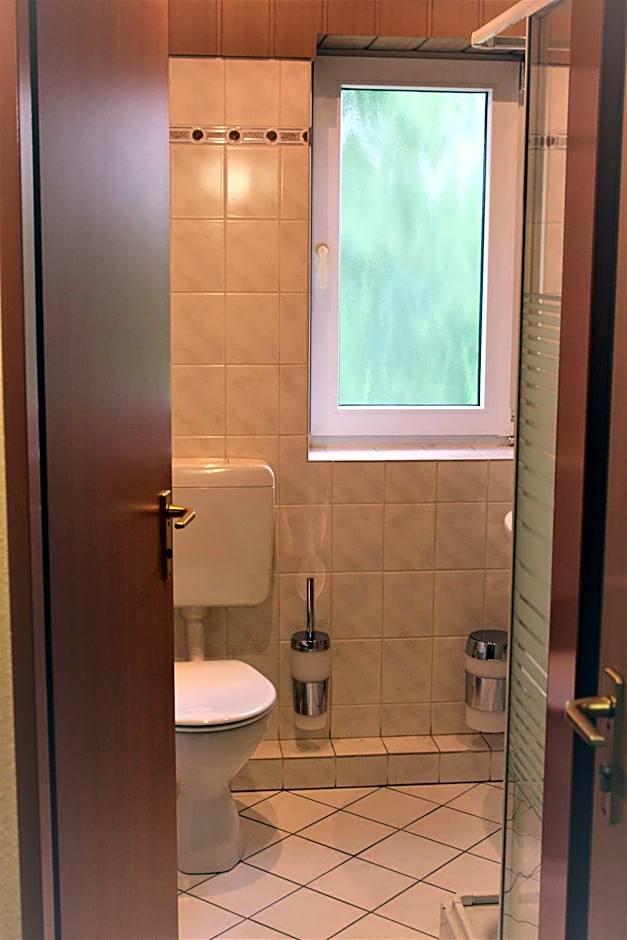 Hotel Alsterquelle 24h Check-in, Free Parking and WiFi