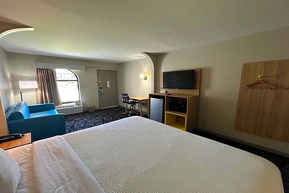 Days Inn & Suites by Wyndham Stockbridge South Atlanta